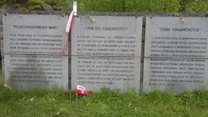 Zwiedzanie Mauthausen – tablica upamiętniająca „spadochroniarzy”