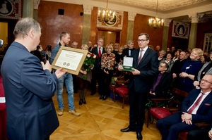 Prezes IPN dr Jarosław Szarek z Medalem Przemysła II