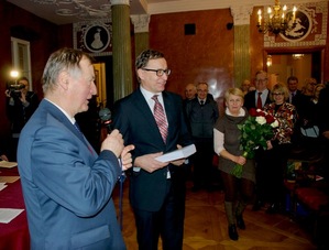 Prezes IPN dr Jarosław Szarek odbiera dyplom i pamiątkową publikację
