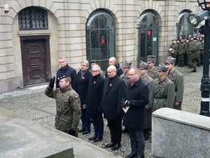 Złożenie kwiatów pod pomnikiem 15. Pułku Ułanów Poznańskich