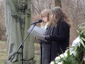 Uczennica gimnazjum G.E. Lessinga w Neubrandenburgu oraz Eleonore Wolf z Archiwum Miejskiego odczytują listę pochowanych więźniarek