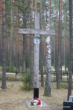 Wejście na cmentarz polski, krzyż z 1988 r. upamiętniajacy pomordowanych oficerów, dar Prymasa Polski