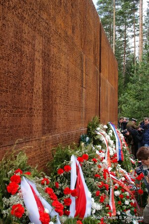 Epitafium zbiorowe z nazwiskami pomordowanych w Katyniu