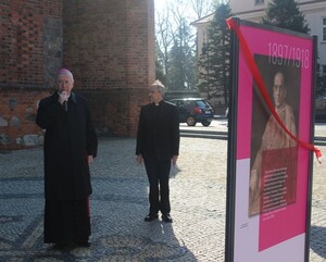 Otwarcie wystawy na placu przed Katedrą
