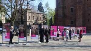 Otwarcie wystawy na placu przed Katedrą