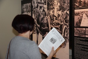 Otwarcie wystawy „Społeczeństwo armii”. Fot. Miejska i Powiatowa Biblioteka Publiczna w Nowym Tomyślu