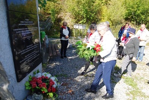 Złożenie kwiatów pod polskim pomnikiem upamiętniającym ofiary obozu Gusen i sztolni Bergkristall