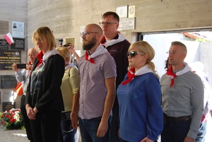 Złożenie kwiatów w Memoriale Mauthausen przez delegacje IPN i nauczycieli