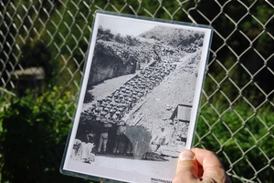 Historyczna reprodukcja: Schody Śmierci w okresie funkcjonowania obozu