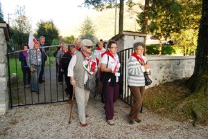 Wejście polskiej delegacji na cmentarz poświęcony ofiarom obozu w Ebensee