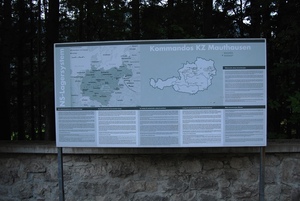 Tablica informacyjna na terenie cmentarza w Ebensee