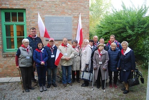 Uczestnicy Wyjazdu Pamięci przed tablicą pomordowanych w KL Melk