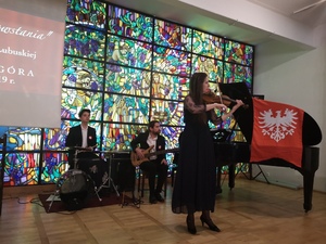 Jaśmina Pawłowska podczas koncertu pieśni patriotycznych.