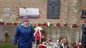Kapitan Joanna Kiąca-Fryczkowska pod tablicą poświęconą polskim więźniarkom