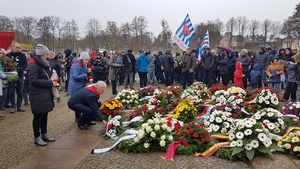 Uczestnicy Wyjazdu Pamięci składają wiązankę kwiatów pod pomnikiem nad jeziorem Schwedt