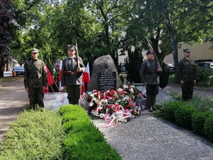 Złożenie wiązanek kwiatów pod Pomnikiem Powstańców Wielkopolskich na Placu Ignacego Paderewskiego w Kościanie