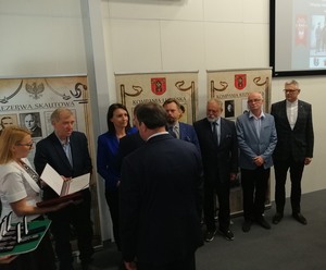 Jan Józef Kasprzyk wręcza zasłużonym badaczom medale „Pro Patria”