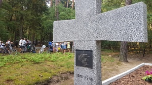 Mogiła, w której spoczywają pomordowani przez Niemców mieszkańcy Palędzia