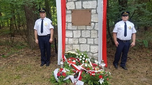 Obelisk przy kwaterze siedmiu grobów, upamiętniający pomordowanych w Lasach Palędzko-Zakrzewskich