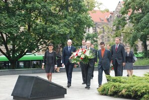 Kwiaty pod pomnikiem Poznańskiego Czerwca 1956 składa delegacja IPN: (od lewej) Anna Piekarska, dr Rafał Reczek, dr Łukasz Kamiński, dr Andrzej Zawistowski, dr Paweł Sasanka