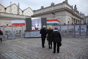 Prezentacja wystawy „Tęsknota za wolnością i samowola władzy – Polacy i Węgrzy na ulicach w 1956 roku”  na Starym Rynku w Poznaniu