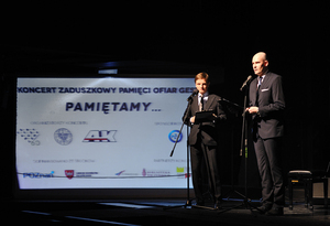 Powitanie gości.Od lewej: dr Przemysław Kieliszewski, dyrektor Teatru i dr Rafał Reczek, dyrektor poznańskiego Oddziału IPN
