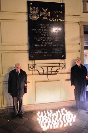 Po koncercie, wartę honorową pod tablicą pamiątkową Ofiar Gestapo pełnili członkowie Związku Więźniów Politycznych Okresu Stalinowskiego Oddział w Poznaniu, od lewej: Zenon Wechmann, pre