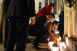 Na zdj. znicz zapala Jędrzej Solarski, wiceprezydent Miasta Poznania