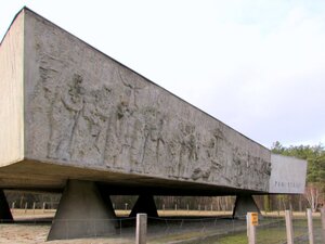 Pomnik-mauzoleum w lesie rzuchowskim na terenie Pomnika Zagłady