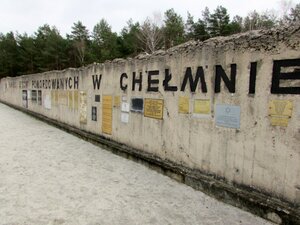 Symboliczna ściana pamięci w lesie rzuchowskim na terenie Pomnika Zagłady