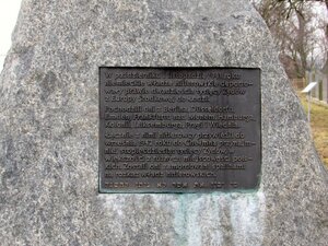 Niektóre z tablic pamiątkowych na terenie Pomnika Zagłady