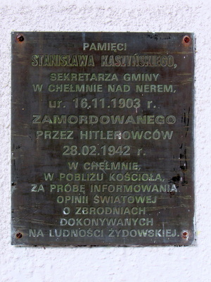 Upamiętnienie sekretarza Gminy w Chełmnie Stanisława Kaszyńskiego, zamordowanego przez Niemców za próbę przekazania informacji o zbrodniach na terenie obozu. Jego ż