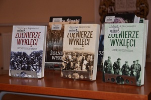 Otwarcie wystawy o Żołnierzach Wyklętych połączone z wykładem Marty Szczesiak-Ślusarek o antykomunistycznym podziemiu zbrojnym 1944–56 w gnieźnieńskiej Bibliotece Publicznej