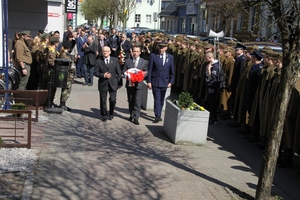 Burmistrz Wolsztyna Wojciech Lis składa kwiaty pod Pomnikiem Katyńskim