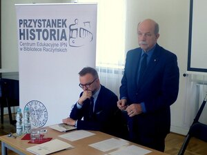 Przemowa przewodniczącego Komitetu prof. dr. hab. Zbigniewa Pilarczyka, obok zastępca przewodniczącego Paweł Klimczak