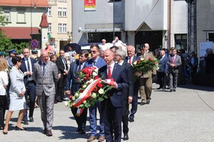 Kwiaty w imieniu Prezydenta RP składa minister Wojciech Kolarski