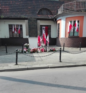 Składanie kwiatów przy tablicy pamiątkowej przy ZNTK na ul. Roboczej