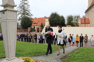 Złożenie kwiatów pod pomnikiem przez dyrektor Szkoły Podstawowej w Mchach Barbarę Kapturek i dyrektora IPN w Poznaniu Rafała Reczka