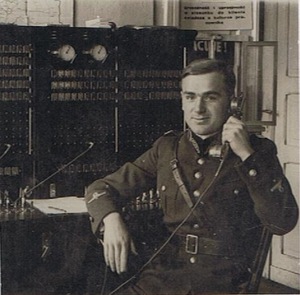 Marian Wiewiórkowski w mundurze przy centrali telefonicznej – ze zbiorów wnuczki Dominiki Pawlikowskiej