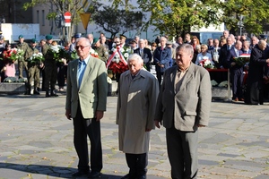Kwiaty składają przedstawiciele Wojewódzkiej Rady Kombatantów i Osób Represjonowanych z Zenonen Wechmannem na czele