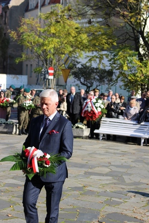 Kwiaty składa europoseł Andrzej Grzyb