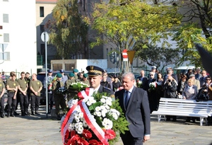 Kwiaty składa Sekretarz Miasta Stanisław Tamm
