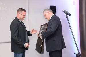 Wyróżnienie specjalne Kamilowi Hypkiemu wręcza dr Waldemar Brenda, naczelnik OBEN w Białymstoku