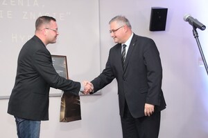 Wyróżnienie specjalne Kamilowi Hypkiemu wręcza dr Waldemar Brenda, naczelnik OBEN w Białymstoku