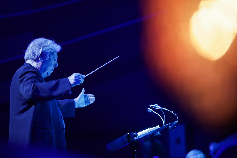 Koncert „Odyssea”, zwieńczający Wielkopolski Kongres Pamięci Narodowej – 19 czerwca 2024. Na zdj. kompozytor Henri Seroka. Fot. Mikołaj Bujak (IPN)