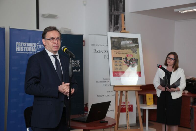 Dr Jarosław Szarek, prezes IPN, podczas konferencji prasowej na temat udostępnienia on-line Bazy Ofiar Zbrodni Wołyńskiej –  8 lipca 2020. Fot. Piotr Życieński (IPN)