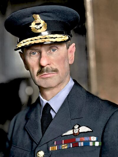 Dowódca brytyjskiego lotnictwa myśliwskiego w czasie bitwy o Wielką Brytanię, Air Chief Marshall Hugh Dowding. Fot. domena publiczna; koloryzacja: Mikołaj Kaczmarek