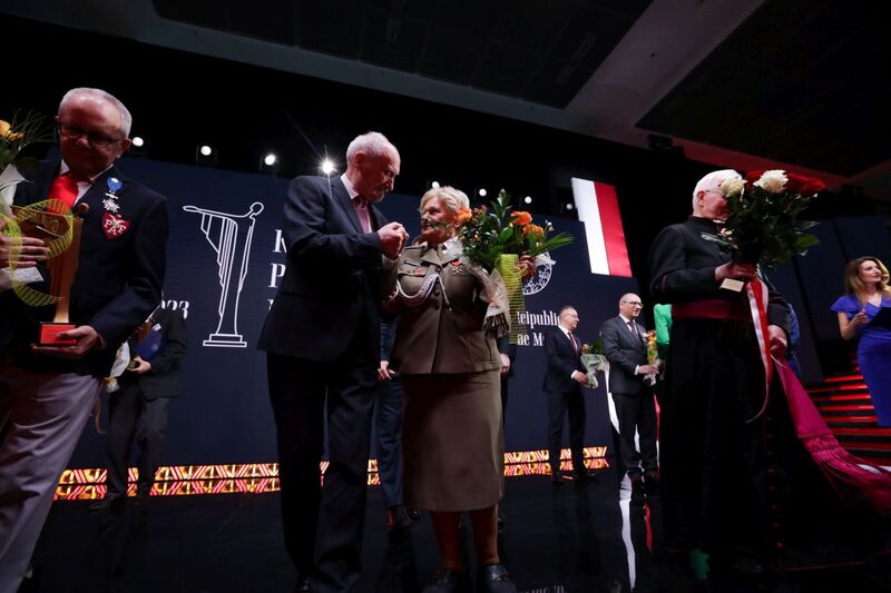 Uroczyste wręczenie nagród „Kustosz Pamięci Narodowej” – Kongres Pamięci Narodowej, PGE Narodowy, 15 kwietnia 2023. Fot. Mikołaj Bujak (IPN)