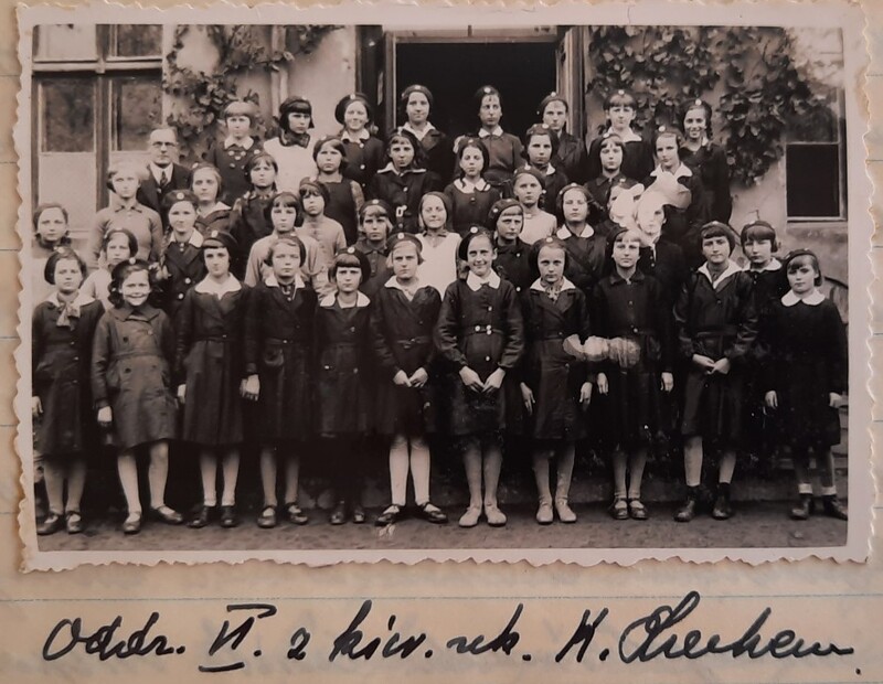 Kazimierz Lach, jako kierownik szkoły z uczniami klasy VI, Trzemeszno. Fot. Archiwum SP 1 w Trzemesznie