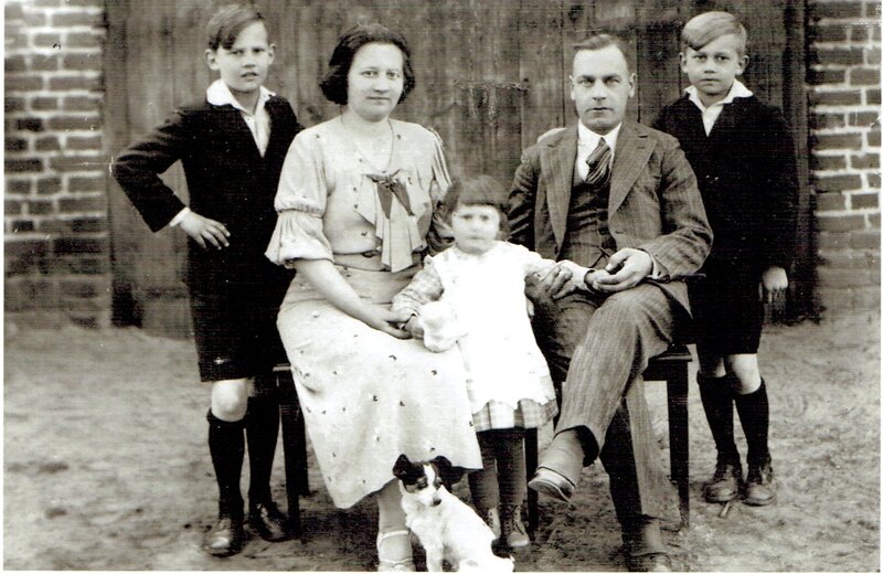 Kazimierz Lach z żoną i dziećmi. Fot. Archiwum Szkoły, arch. rodzinne